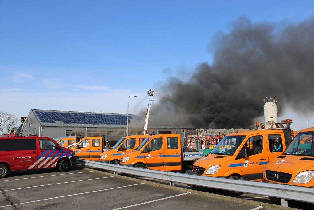 Enorme rookwolken bij grote brand