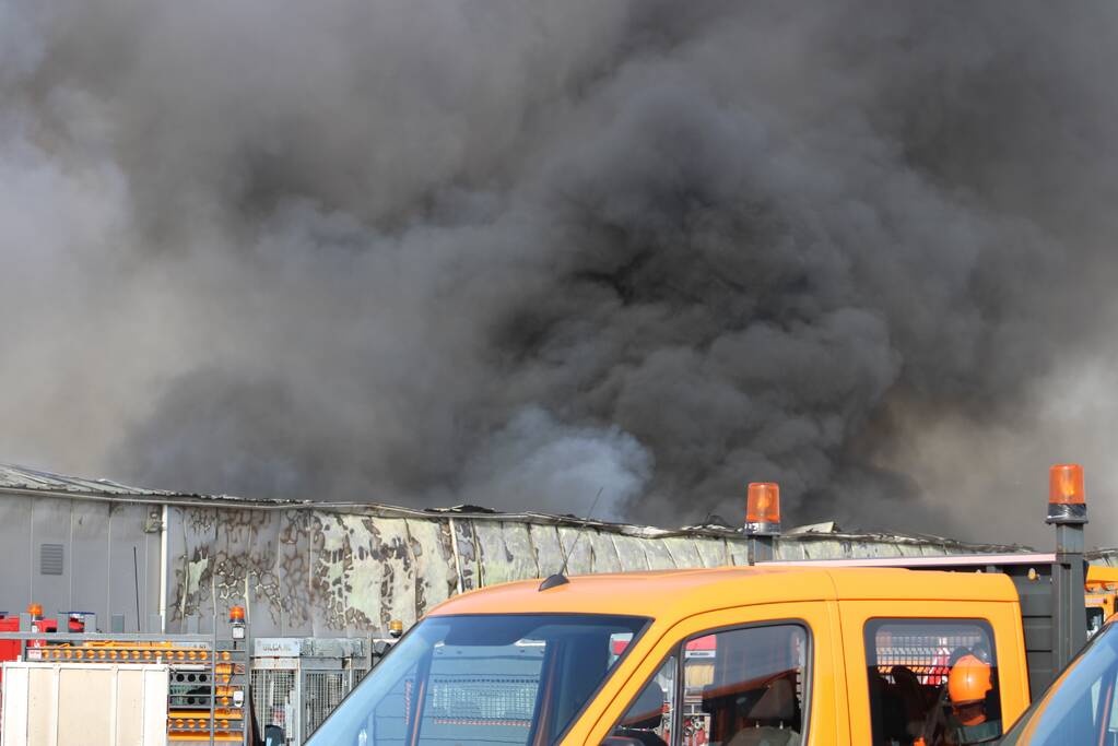 Enorme rookwolken bij grote brand