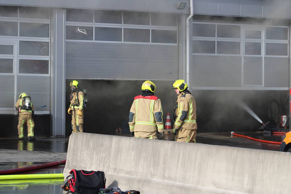 Enorme rookwolken bij grote brand