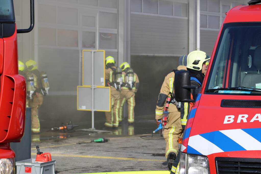 Enorme rookwolken bij grote brand