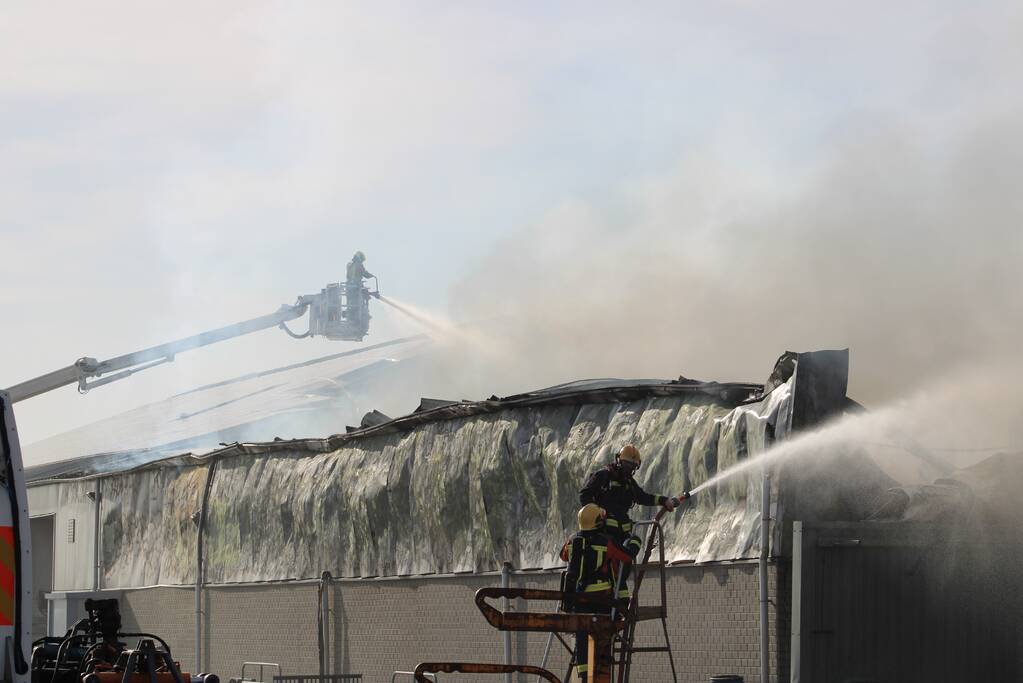 Enorme rookwolken bij grote brand