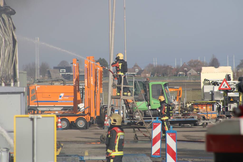 Enorme rookwolken bij grote brand