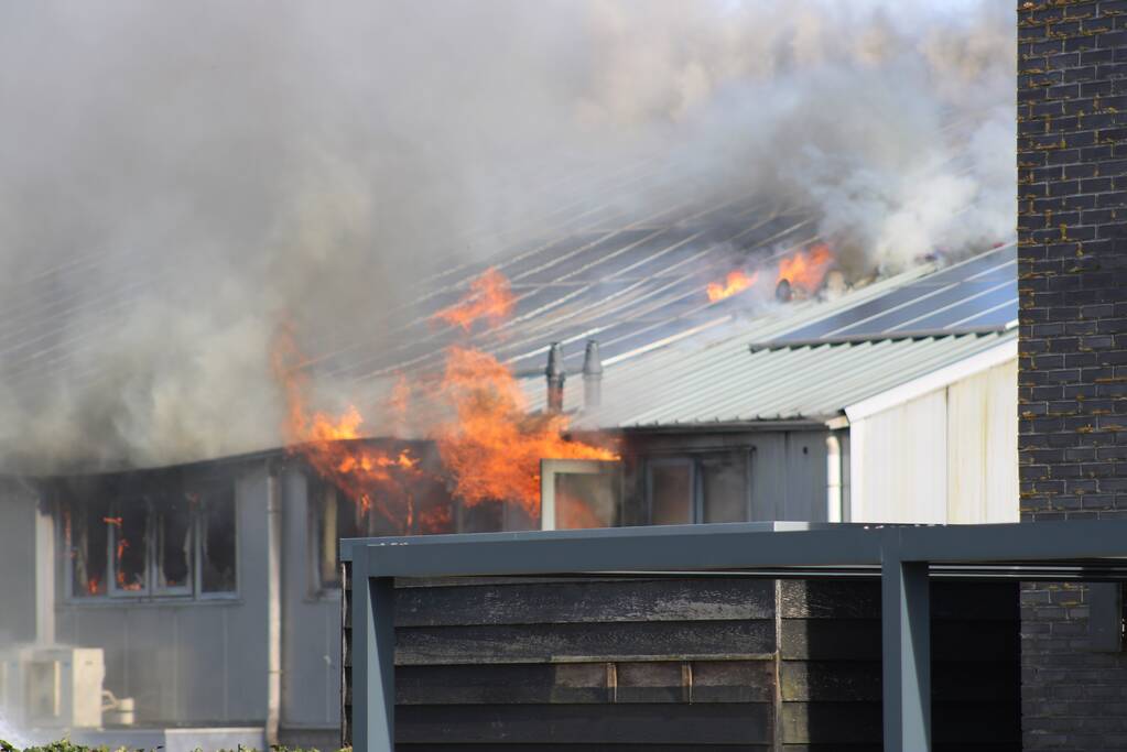 Enorme rookwolken bij grote brand