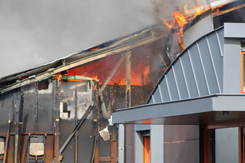 Enorme rookwolken bij grote brand