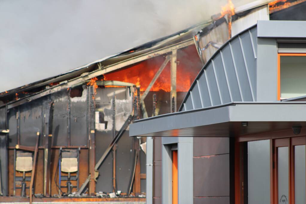 Enorme rookwolken bij grote brand