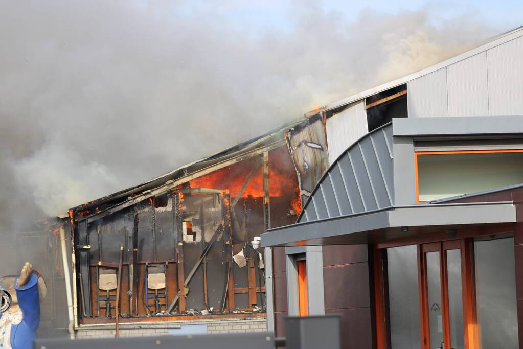 Enorme rookwolken bij grote brand