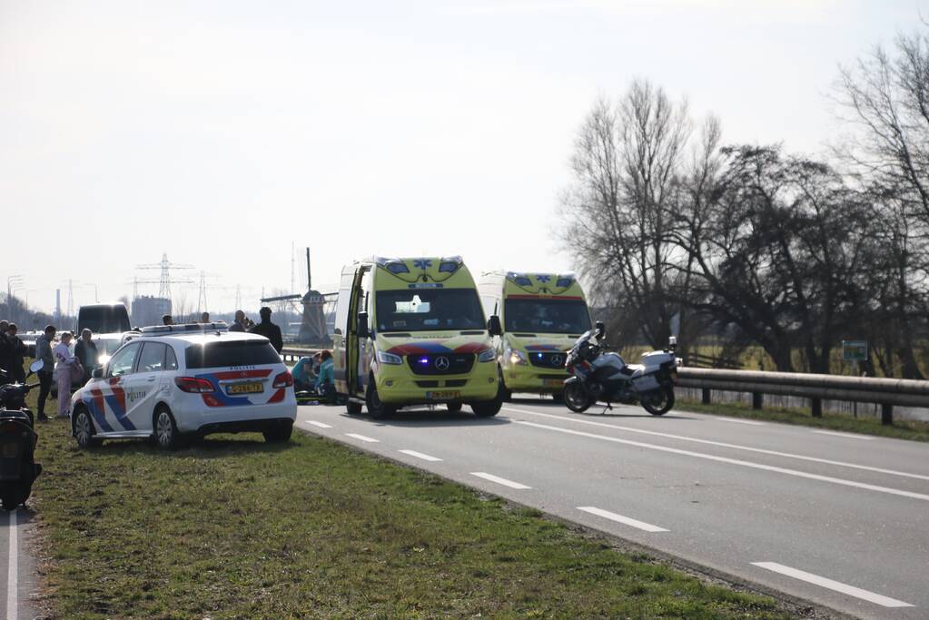Motorrijder slaat over de kop en raakt zwaargewond