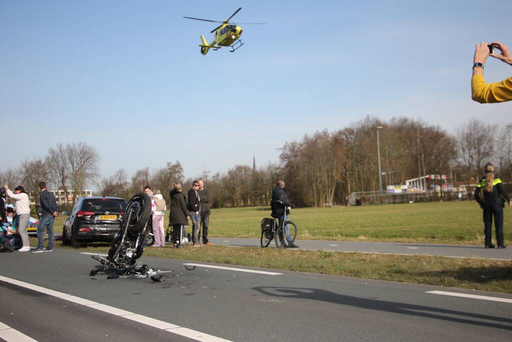 Motorrijder slaat over de kop en raakt zwaargewond
