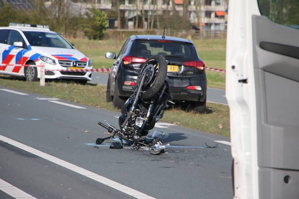 Motorrijder slaat over de kop en raakt zwaargewond