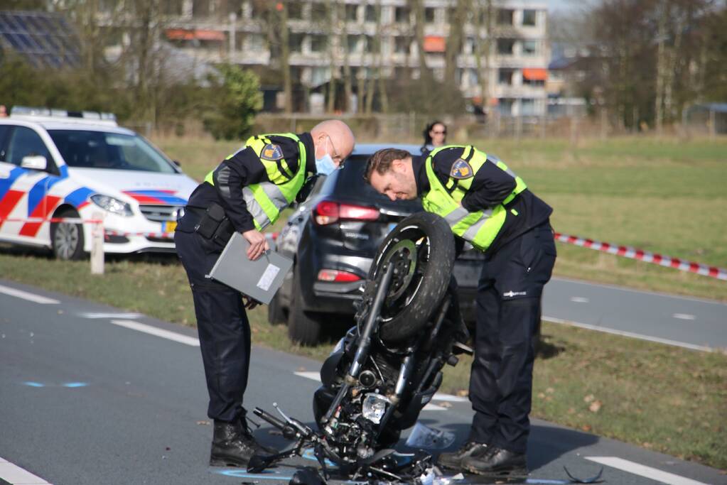 Motorrijder slaat over de kop en raakt zwaargewond
