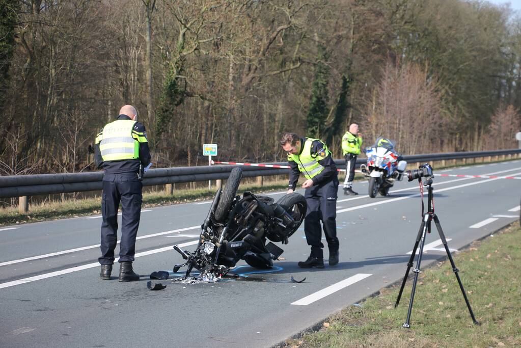 Motorrijder slaat over de kop en raakt zwaargewond