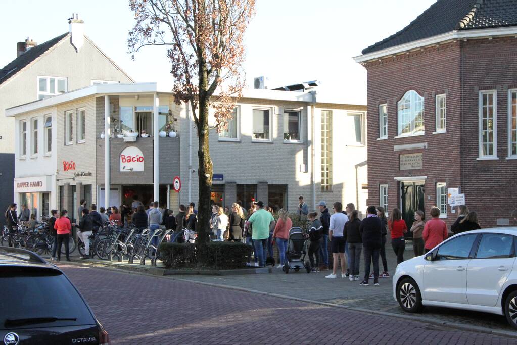 Lange rijen voor ijswinkel