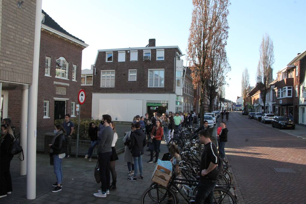 Lange rijen voor ijswinkel