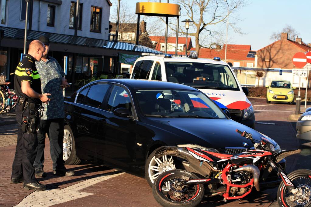 Ongeval tussen brommer en auto
