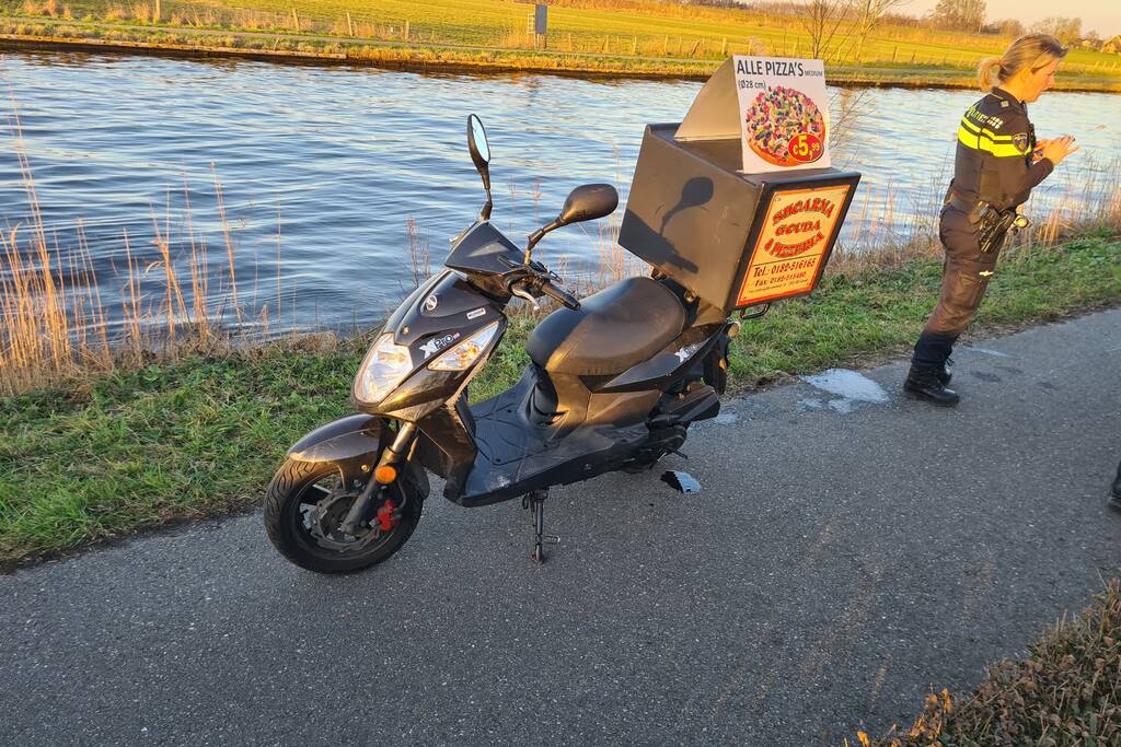 Bezorger met scooter onderuit