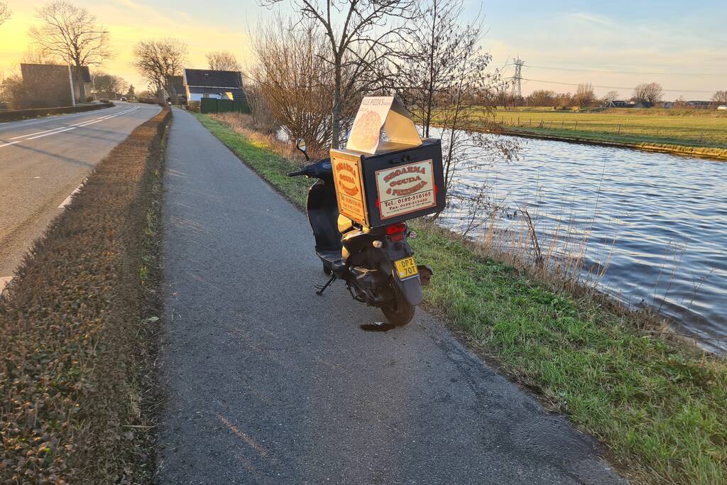 Bezorger met scooter onderuit