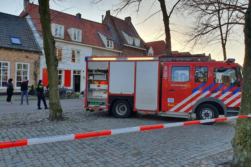 Brandweer veegt schoorsteen na brand