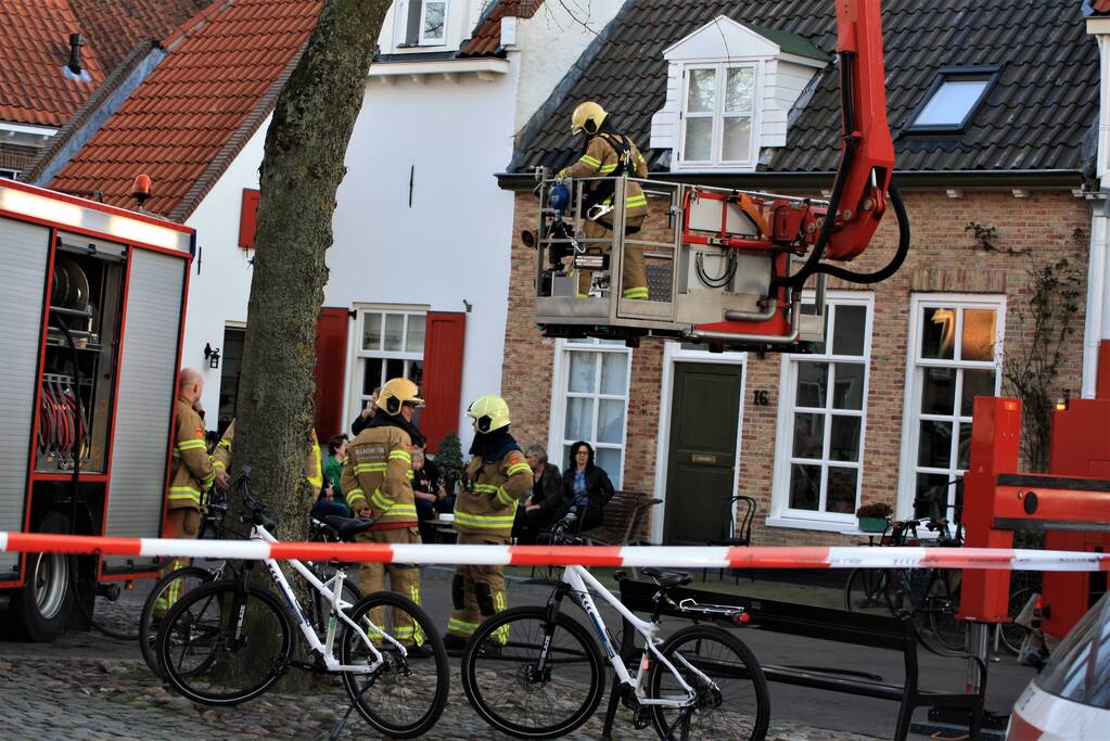 Brandweer veegt schoorsteen na brand