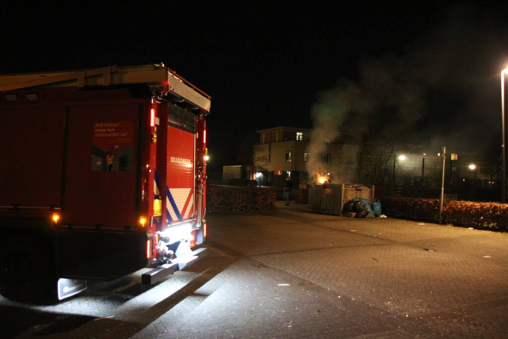 Twee afvalcontainers in brand gestoken
