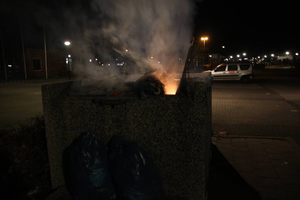 Twee afvalcontainers in brand gestoken