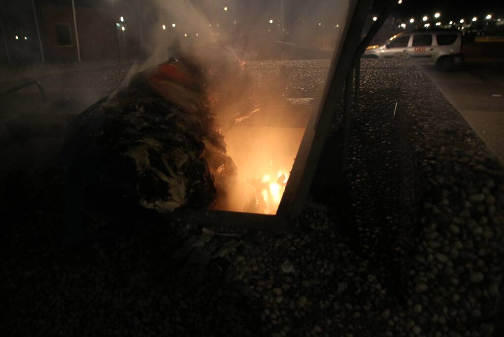 Twee afvalcontainers in brand gestoken