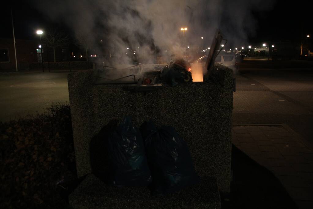Twee afvalcontainers in brand gestoken