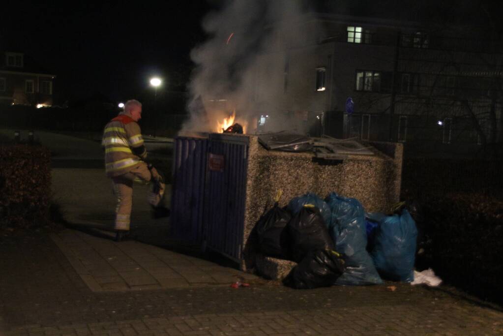 Twee afvalcontainers in brand gestoken