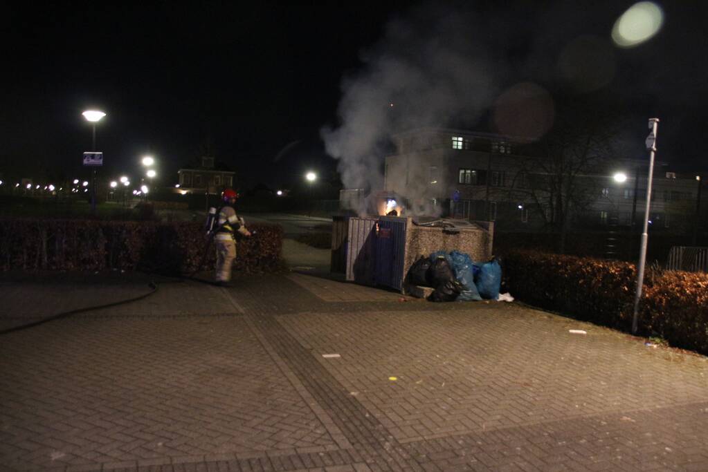 Twee afvalcontainers in brand gestoken