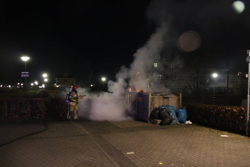 Twee afvalcontainers in brand gestoken