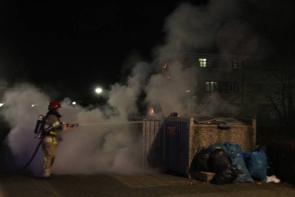 Twee afvalcontainers in brand gestoken