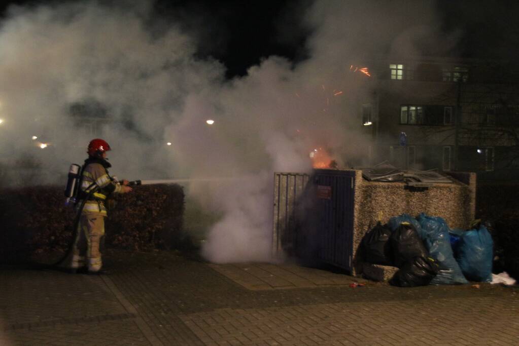 Twee afvalcontainers in brand gestoken
