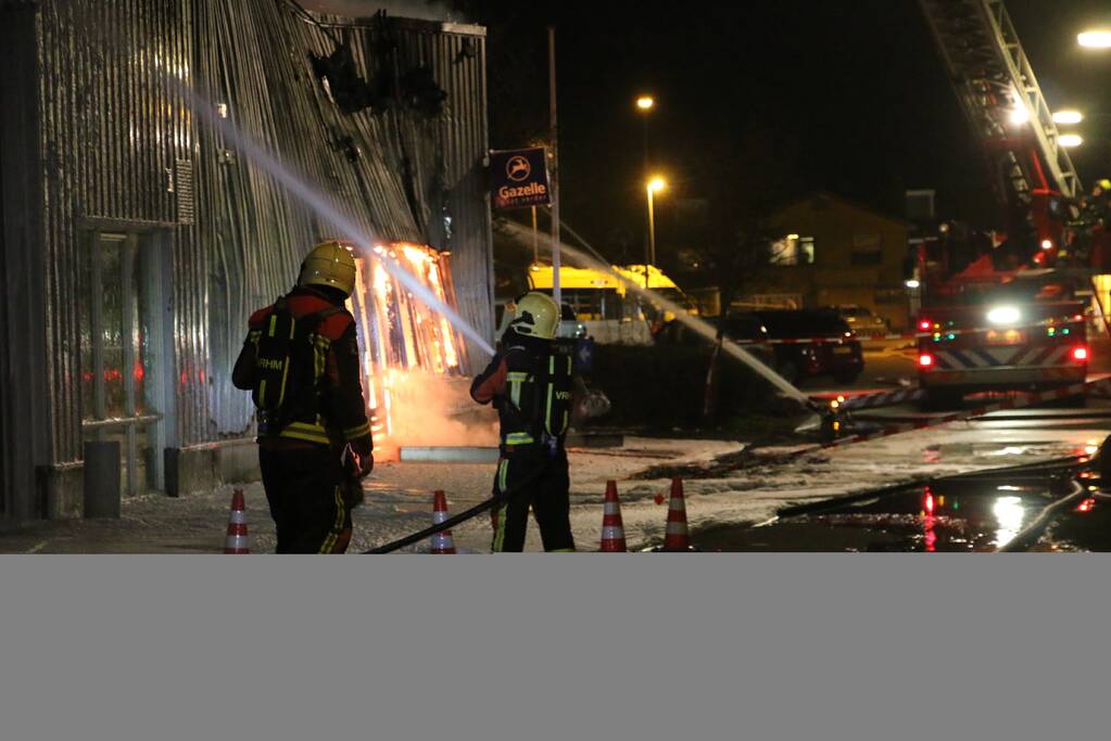 Grote uitslaande brand in fietsenzaak