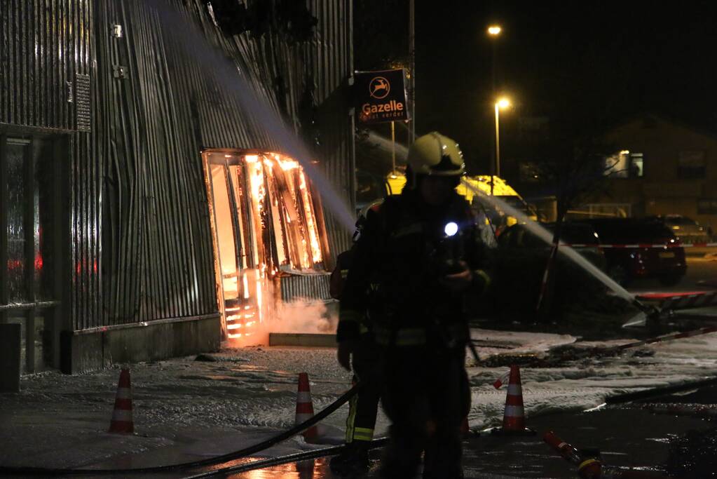 Grote uitslaande brand in fietsenzaak