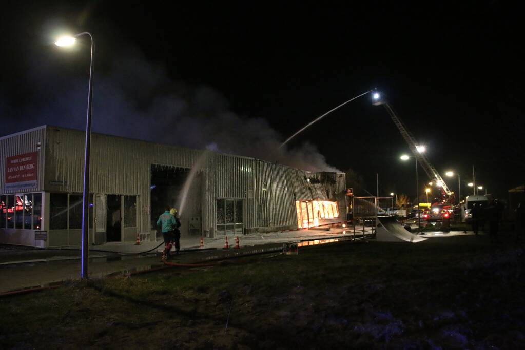 Grote uitslaande brand in fietsenzaak