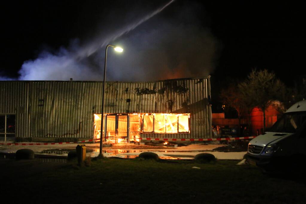 Grote uitslaande brand in fietsenzaak