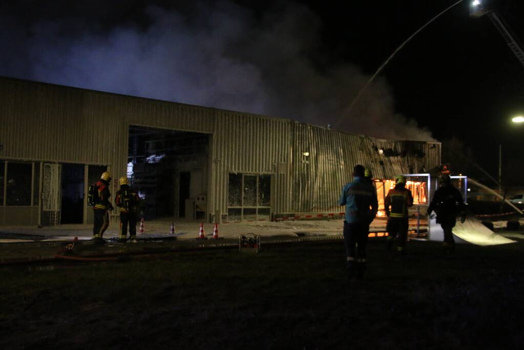 Grote uitslaande brand in fietsenzaak
