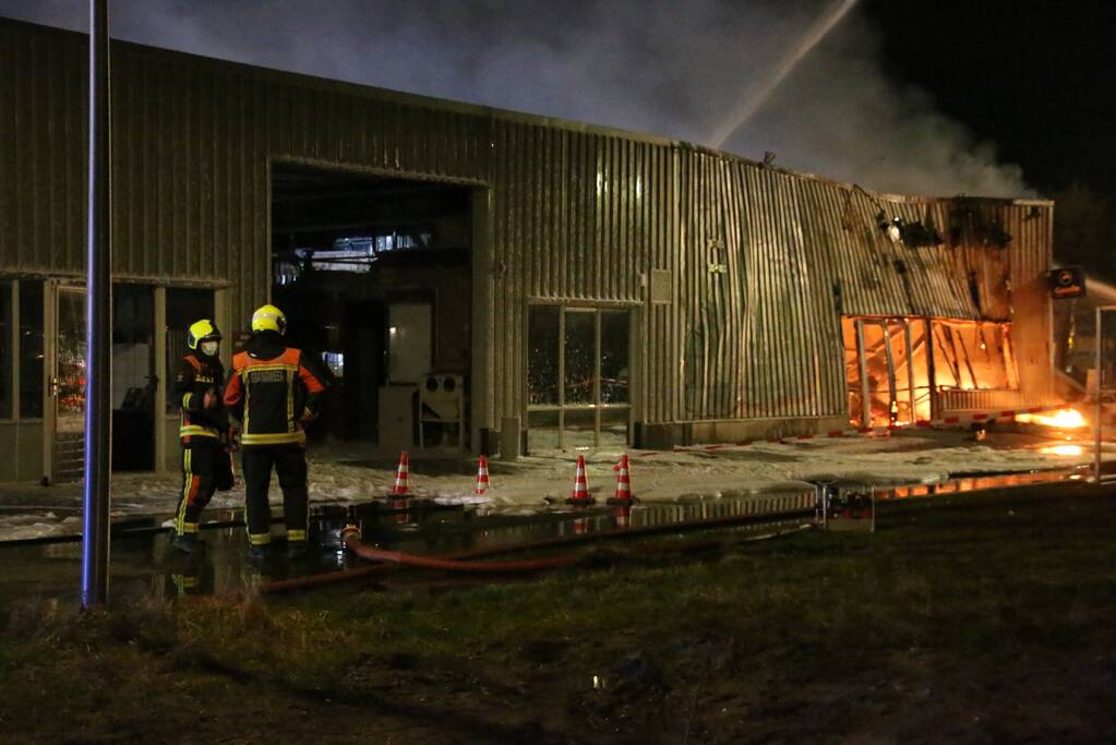 Grote uitslaande brand in fietsenzaak