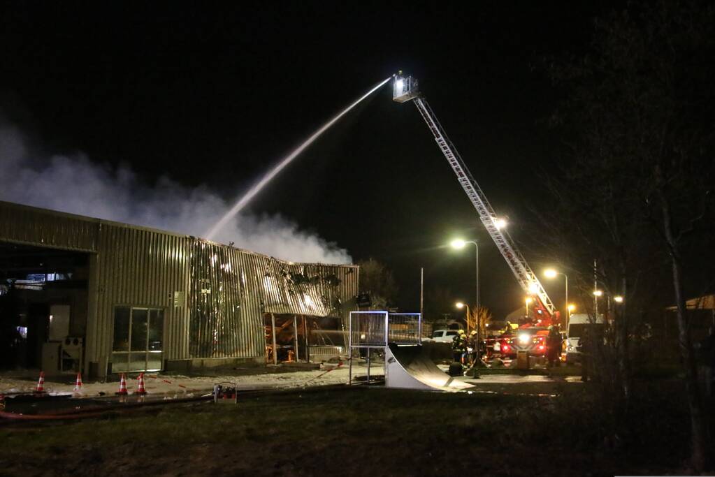 Grote uitslaande brand in fietsenzaak