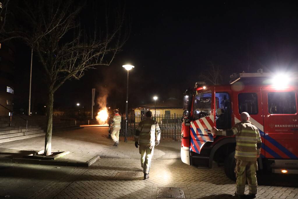 Boekenkast bij De Herberg Nieuwland in brand gestoken