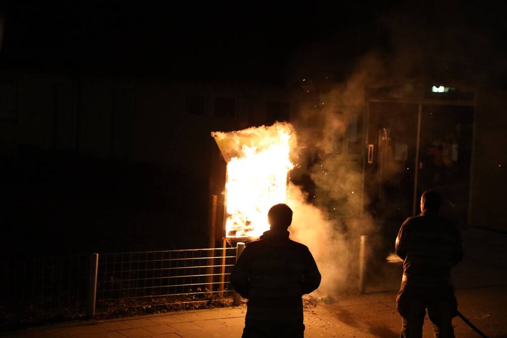 Boekenkast bij De Herberg Nieuwland in brand gestoken