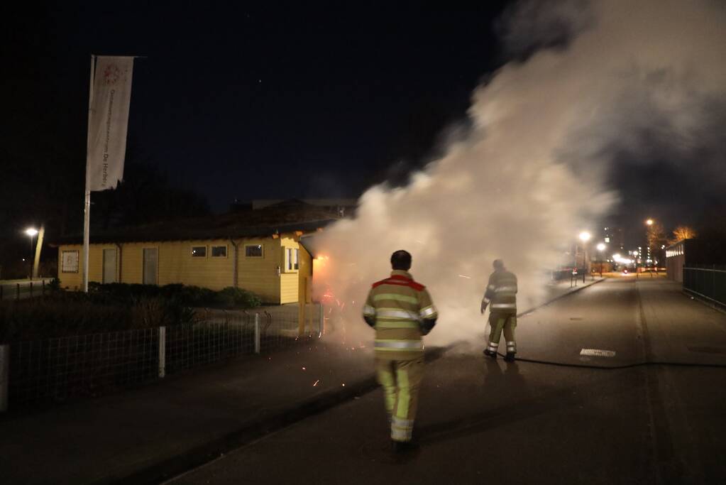Boekenkast bij De Herberg Nieuwland in brand gestoken
