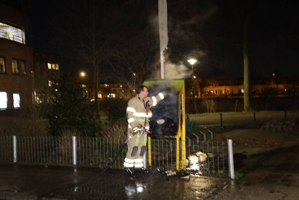 Boekenkast bij De Herberg Nieuwland in brand gestoken
