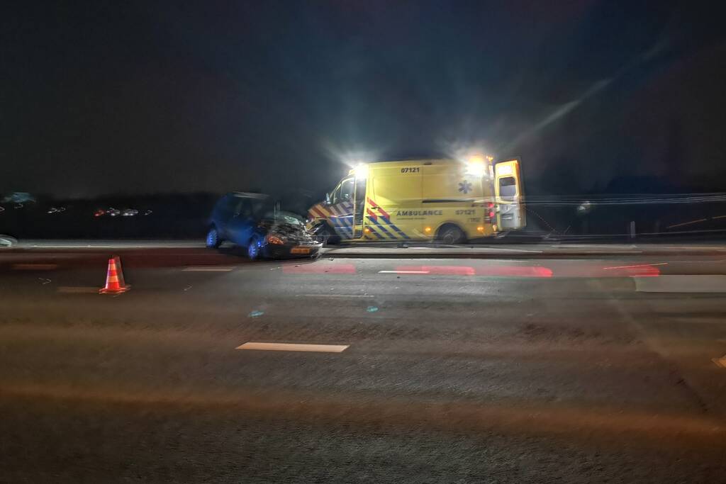 Auto rijdt tegen lantaarnpaal