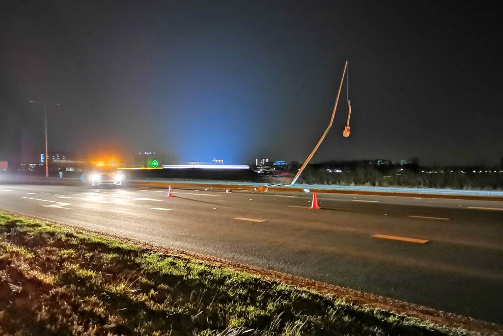 Auto rijdt tegen lantaarnpaal