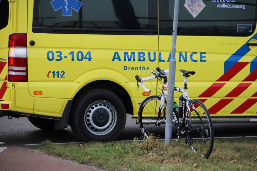 Wielrenster gewond bij botsing met auto