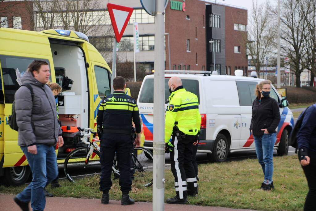 Wielrenster gewond bij botsing met auto