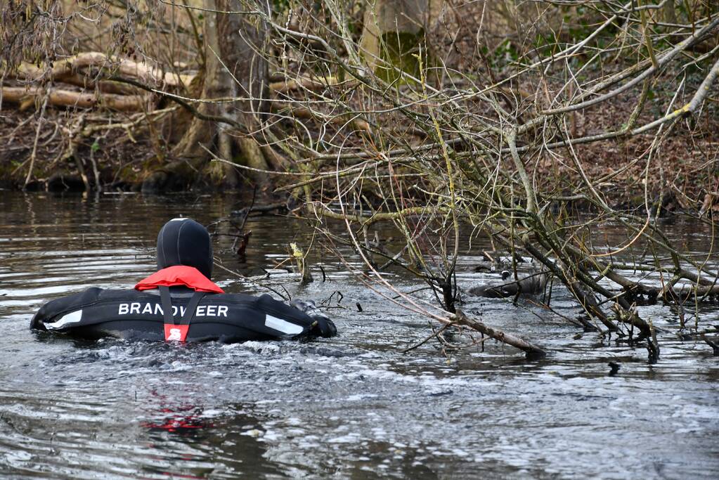 Meerkoet door brandweer gered