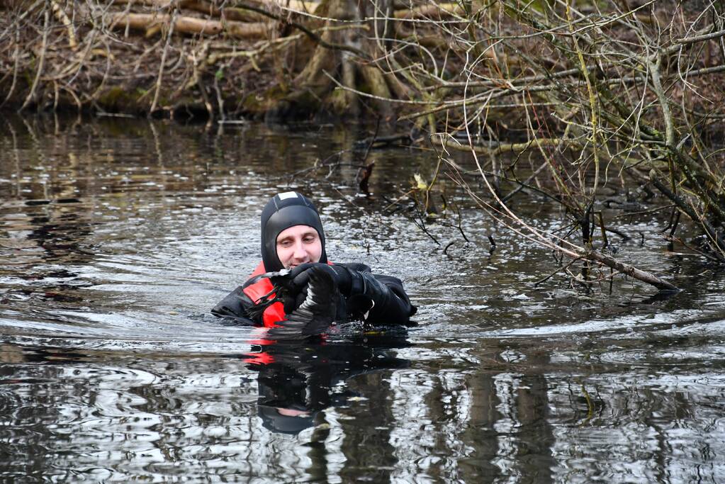 Meerkoet door brandweer gered
