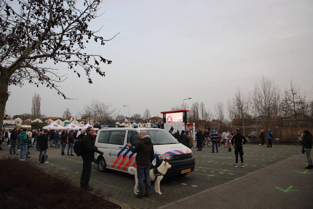 Thierry Baudet voert campagne op parkeerplaats Klein Amerika