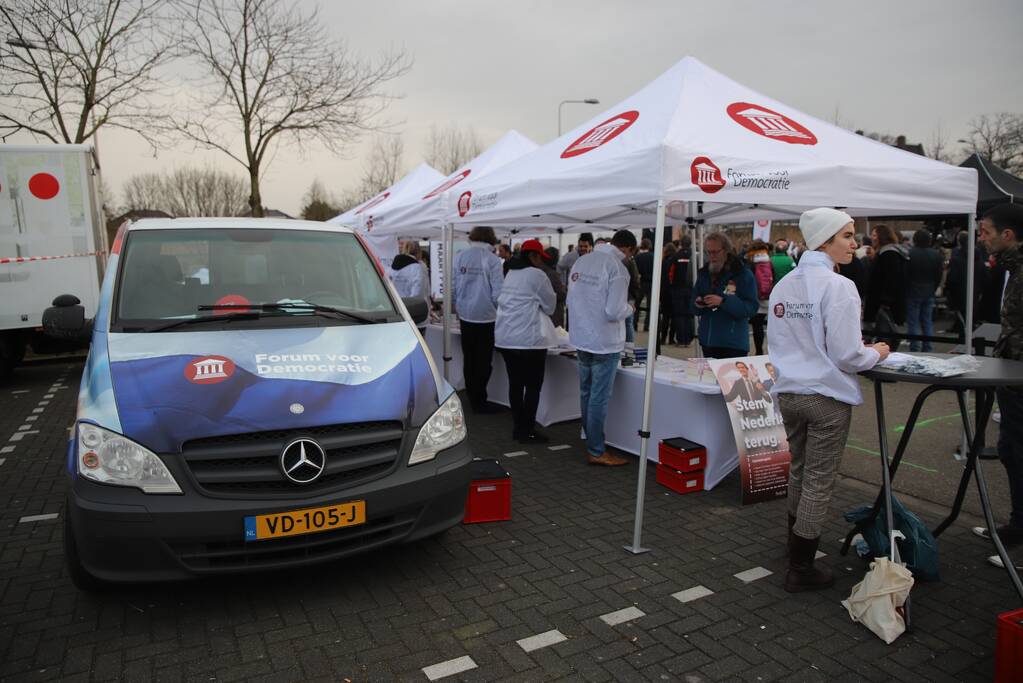 Thierry Baudet voert campagne op parkeerplaats Klein Amerika